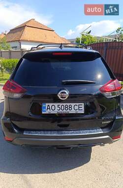 Внедорожник / Кроссовер Nissan Rogue 2017 в Берегово