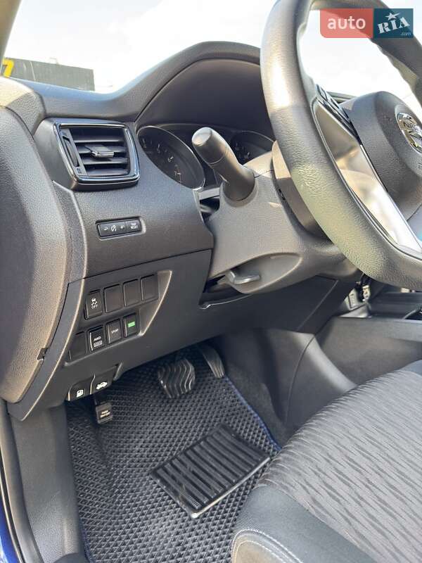 Позашляховик / Кросовер Nissan Rogue 2017 в Ірпені