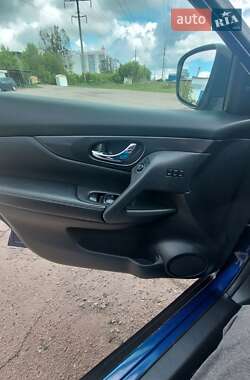 Внедорожник / Кроссовер Nissan Rogue 2018 в 