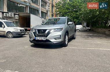 Внедорожник / Кроссовер Nissan Rogue 2018 в 