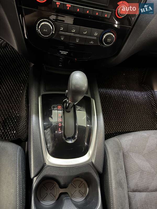 Позашляховик / Кросовер Nissan Rogue 2015 в Умані