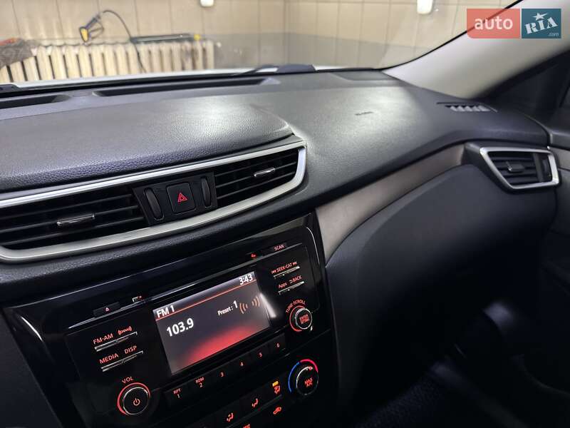 Позашляховик / Кросовер Nissan Rogue 2015 в Умані