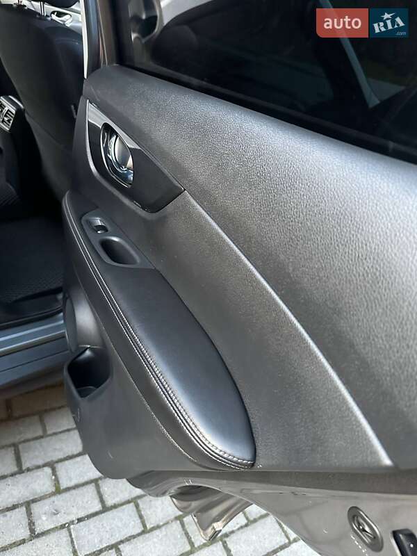 Внедорожник / Кроссовер Nissan Rogue 2016 в Хмельницком