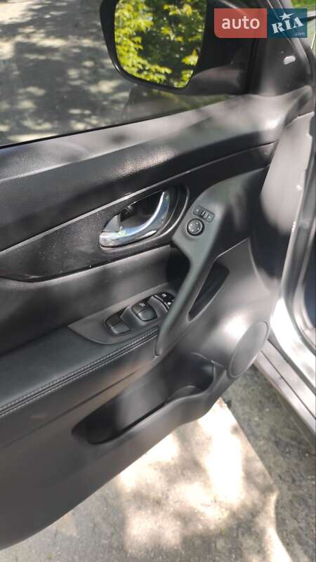 Внедорожник / Кроссовер Nissan Rogue 2017 в Павлограде