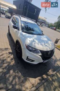 Позашляховик / Кросовер Nissan Rogue 2017 в Чернівцях