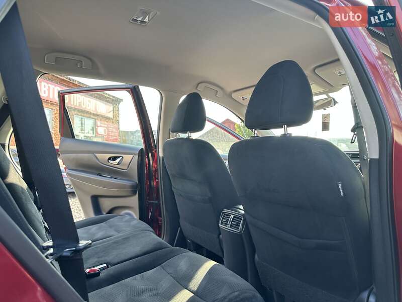 Внедорожник / Кроссовер Nissan Rogue 2016 в Смеле