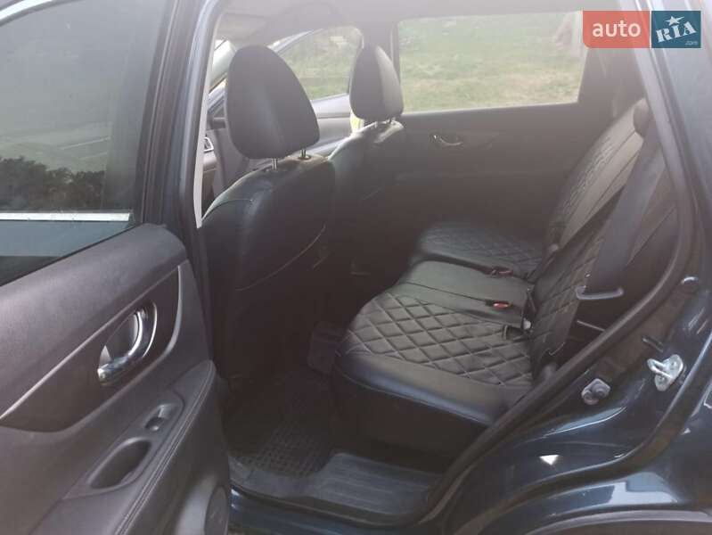 Внедорожник / Кроссовер Nissan Rogue 2016 в Сумах