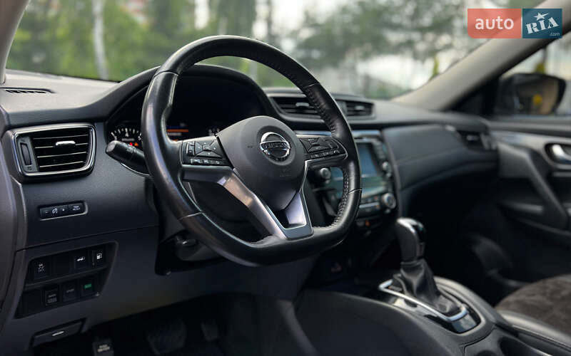 Внедорожник / Кроссовер Nissan Rogue 2017 в Львове