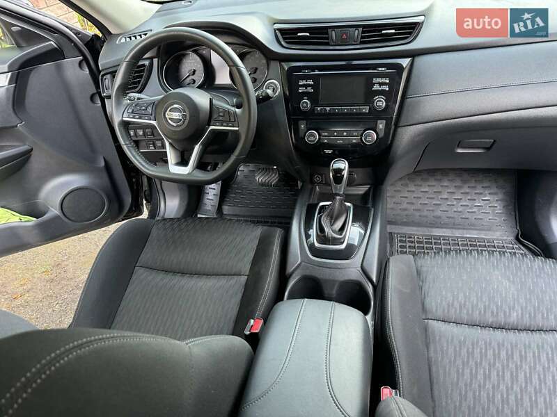 Позашляховик / Кросовер Nissan Rogue 2017 в Гусятині