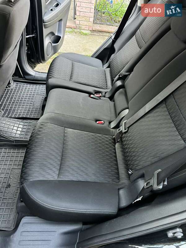 Позашляховик / Кросовер Nissan Rogue 2017 в Гусятині