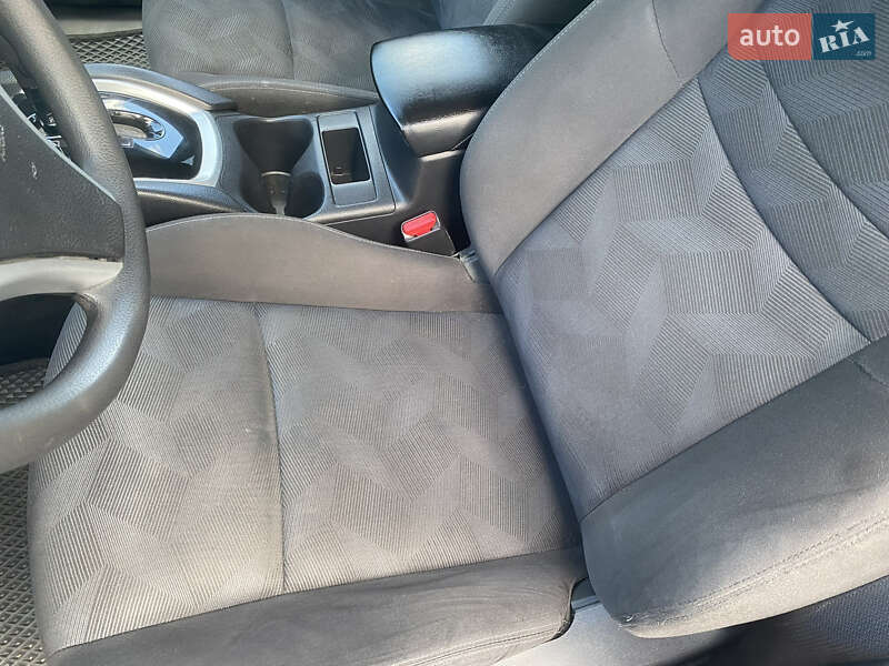 Внедорожник / Кроссовер Nissan Rogue 2015 в Хмельнике