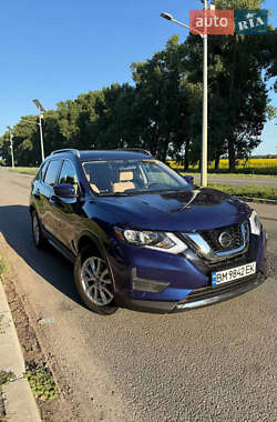 Внедорожник / Кроссовер Nissan Rogue 2017 в Ромнах