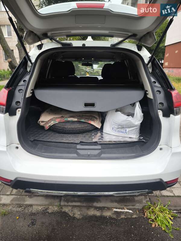 Позашляховик / Кросовер Nissan Rogue 2017 в Львові