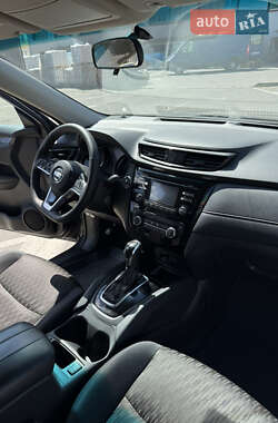 Внедорожник / Кроссовер Nissan Rogue 2017 в 