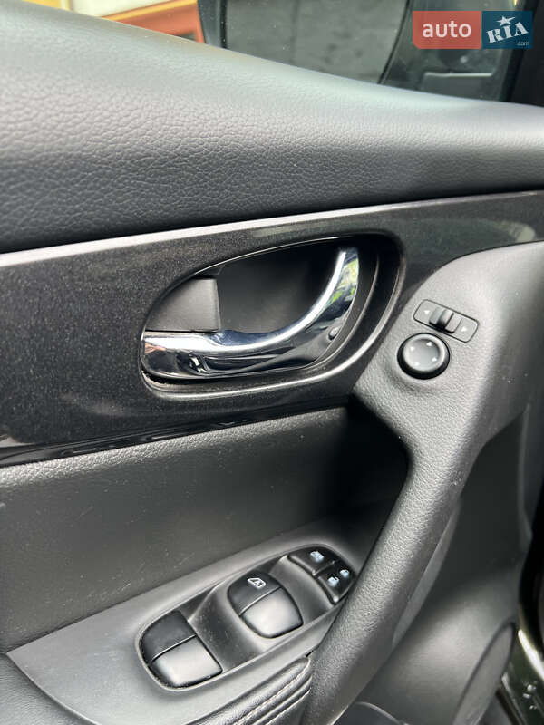 Внедорожник / Кроссовер Nissan Rogue 2017 в Ровно
