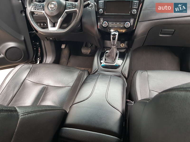 Внедорожник / Кроссовер Nissan Rogue 2017 в Киеве