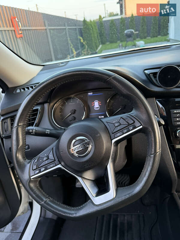Внедорожник / Кроссовер Nissan Rogue 2017 в Киеве