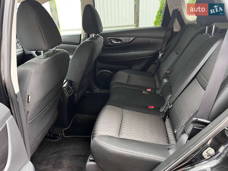 Внедорожник / Кроссовер Nissan Rogue 2017 в Хырове