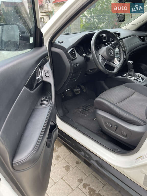 Внедорожник / Кроссовер Nissan Rogue 2017 в Львове