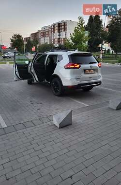Внедорожник / Кроссовер Nissan Rogue 2017 в Ровно