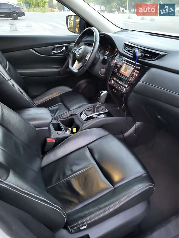 Внедорожник / Кроссовер Nissan Rogue 2017 в Ровно