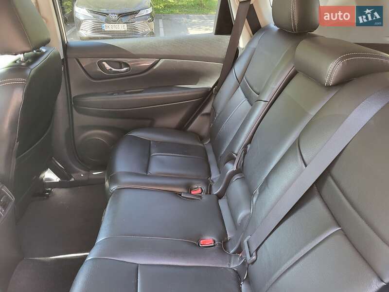 Внедорожник / Кроссовер Nissan Rogue 2017 в Ровно