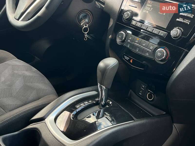 Внедорожник / Кроссовер Nissan Rogue 2015 в Львове