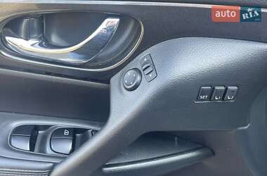 Внедорожник / Кроссовер Nissan Rogue 2018 в 