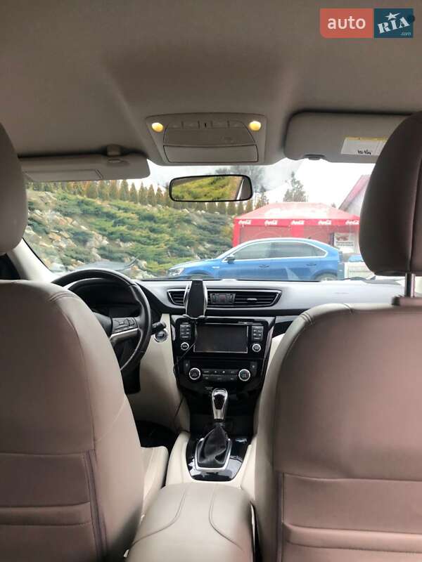 Внедорожник / Кроссовер Nissan Rogue 2017 в Мостиске