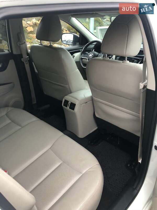 Внедорожник / Кроссовер Nissan Rogue 2017 в Мостиске