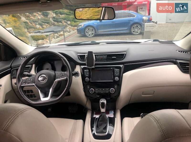 Внедорожник / Кроссовер Nissan Rogue 2017 в Мостиске