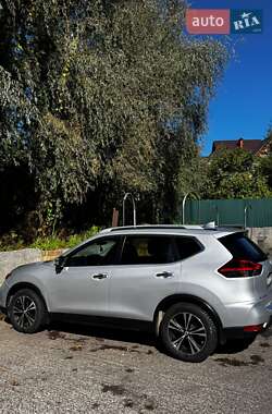 Внедорожник / Кроссовер Nissan Rogue 2017 в Староконстантинове