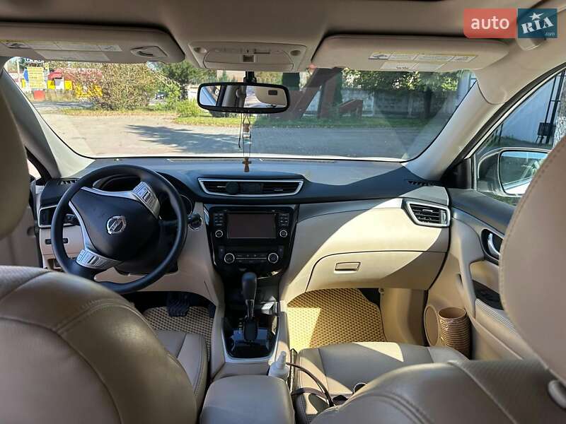 Внедорожник / Кроссовер Nissan Rogue 2016 в Надворной