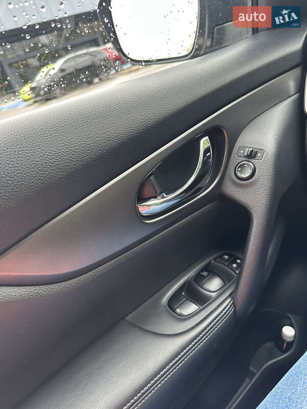 Внедорожник / Кроссовер Nissan Rogue 2016 в Киеве