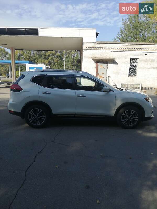 Позашляховик / Кросовер Nissan Rogue 2017 в Горішніх Плавнях