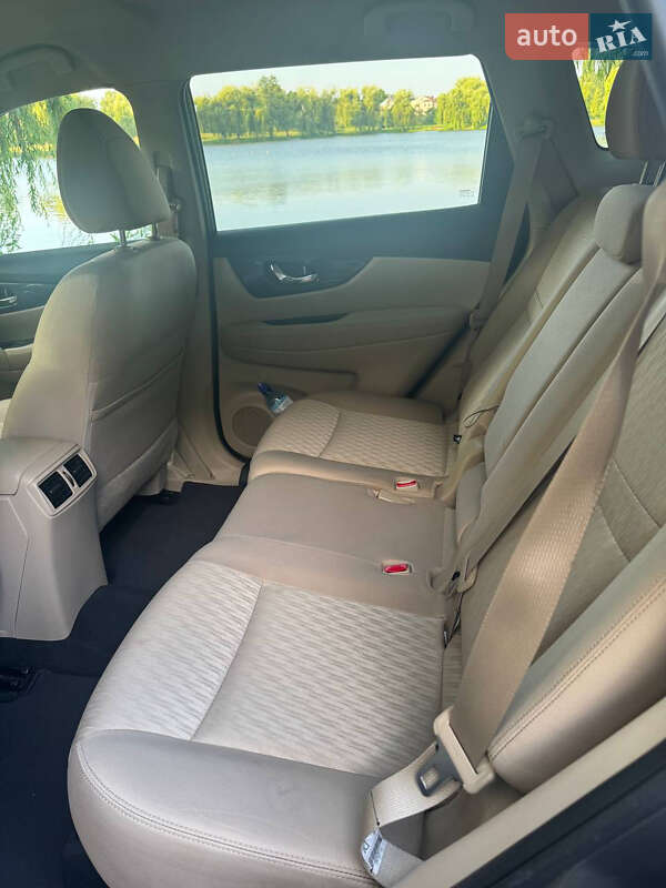 Внедорожник / Кроссовер Nissan Rogue 2017 в Ровно