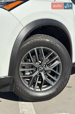 Внедорожник / Кроссовер Nissan Rogue 2023 в 