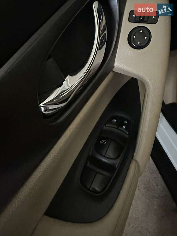 Внедорожник / Кроссовер Nissan Rogue 2016 в Надворной