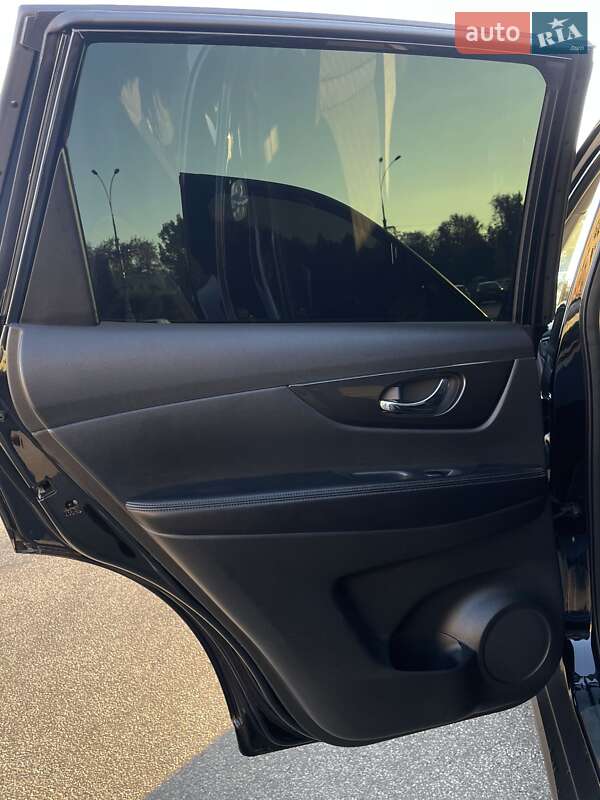 Внедорожник / Кроссовер Nissan Rogue 2017 в Глинном