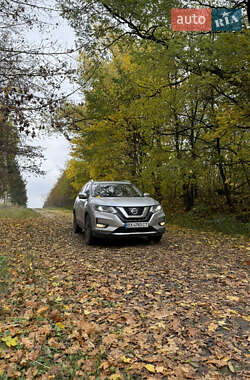Внедорожник / Кроссовер Nissan Rogue 2017 в Староконстантинове