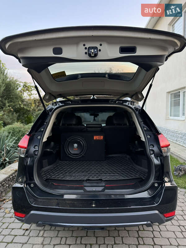 Внедорожник / Кроссовер Nissan Rogue 2017 в Мельнице-Подольской