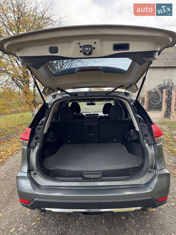 Позашляховик / Кросовер Nissan Rogue 2017 в Чорткові