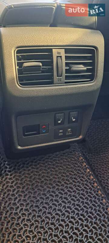 Позашляховик / Кросовер Nissan Rogue 2023 в Львові