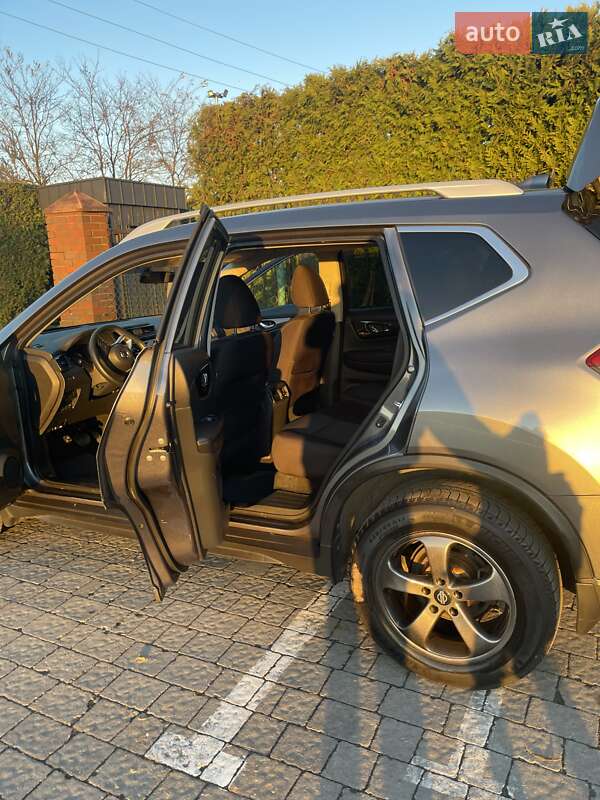 Внедорожник / Кроссовер Nissan Rogue 2017 в Львове