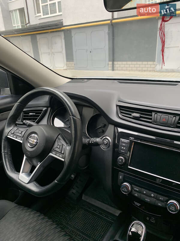 Внедорожник / Кроссовер Nissan Rogue 2017 в Ивано-Франковске