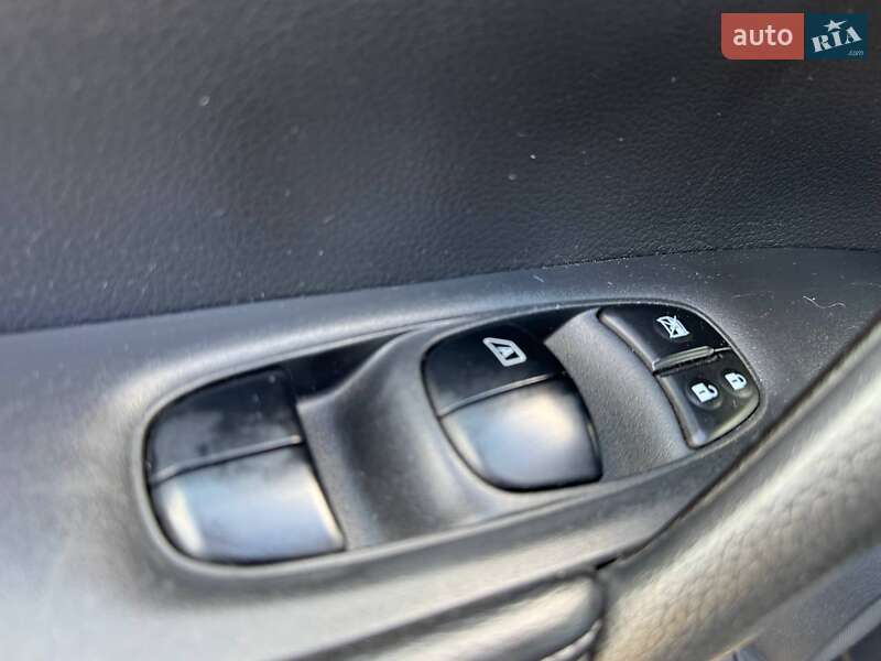 Внедорожник / Кроссовер Nissan Rogue 2016 в Киеве