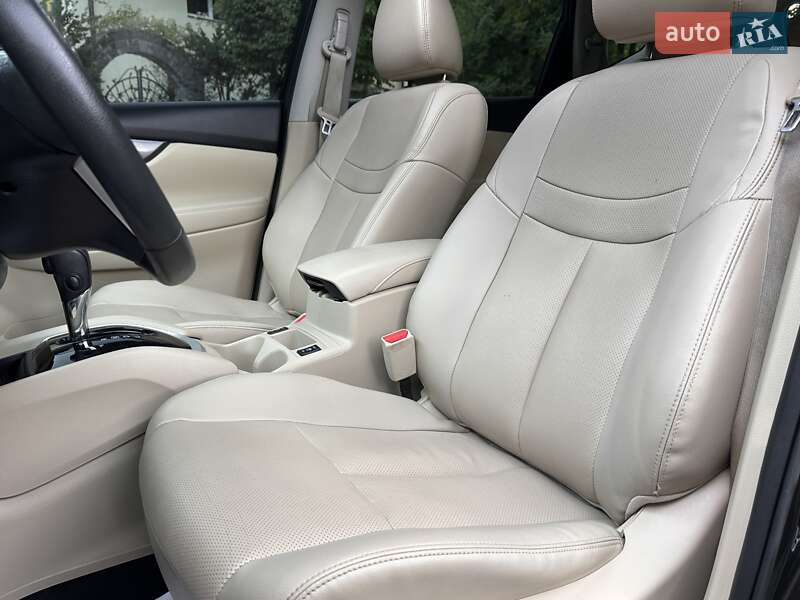 Внедорожник / Кроссовер Nissan Rogue 2015 в Дрогобыче