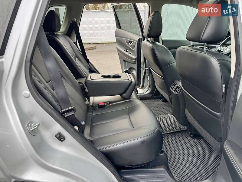 Внедорожник / Кроссовер Nissan Rogue 2017 в Киеве