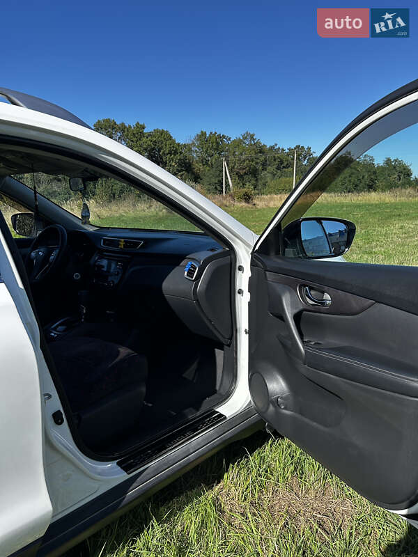 Внедорожник / Кроссовер Nissan Rogue 2016 в Новоднестровске