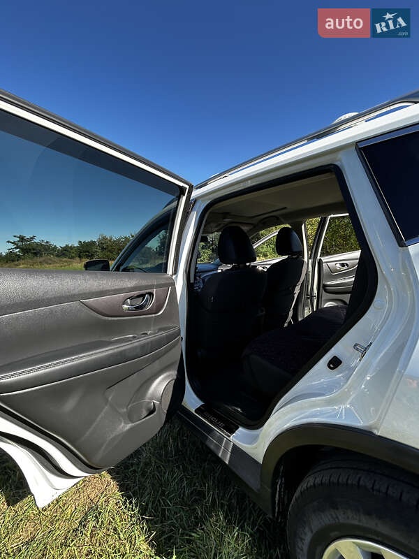 Внедорожник / Кроссовер Nissan Rogue 2016 в Новоднестровске